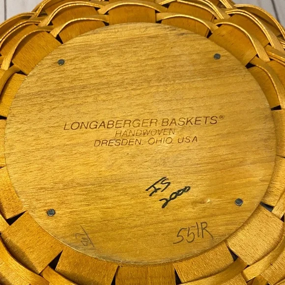 Longaberger 1999 Christmas Popcorn Basket with red and white lining and insert - Picture 3 of 5